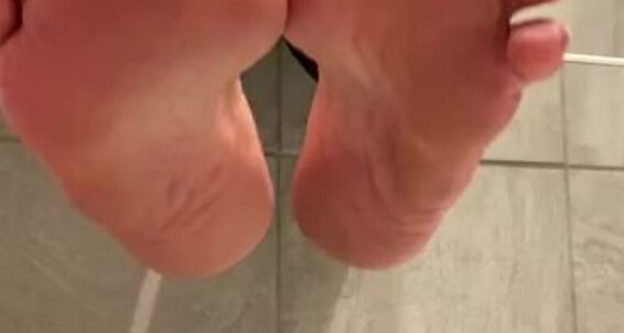 Poster for Sarah Bbw Gym Toes Comefollowsarah Taking These Sarah Off Aka Shoes Onlyfans Bbw Fantasy