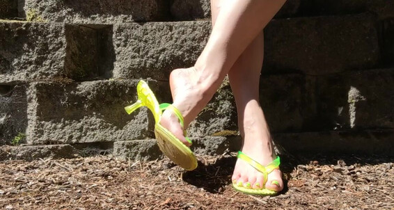 Brandy Elliott - Outside Flop Play Flip Showing My These Bright Green Greenyellow Onlyfans In Premiumbrandy Off Toes