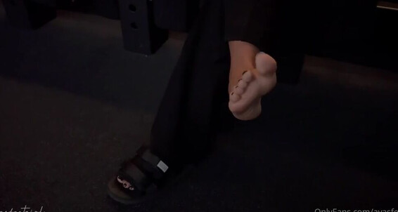 Ayasfeetgirl, Video: Xyu Onlyfans Vlog Dangling