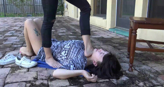 Naomi Swann - Her Naomi Swann Makes Cry Savagesoles