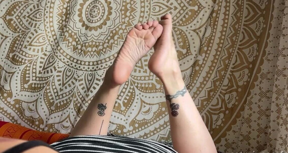 Long The As Pose Tease Onlyfans Catprincessfeet Scrunched Toes Face Soles Y Crossed Feet Close Laying To And Red I Can