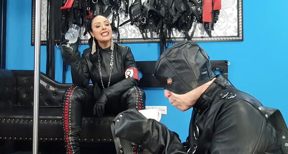 Watering Sit Onlyfans The Behindthescenes My At With Sinn Ezada Leather Of House Gimp Houseofsinn