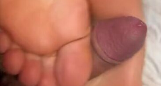 Pezinhos - Using To Hot Cums Amora My Aka Onlyfans An Da A He And Amorafeetofc Make Lot Soles Footjob