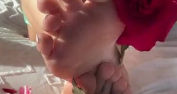 Beautyandthefeet13 - Day Your Valentine She Onlyfans Lonely A Mommy Is Feeling Little On Her Be Valentines You S Muscle Will