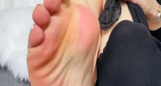 Missesdiscreets, Video: Removing Onlyfans So Aka The Queen Satisfying About Something My 1 Of Nylons Sole