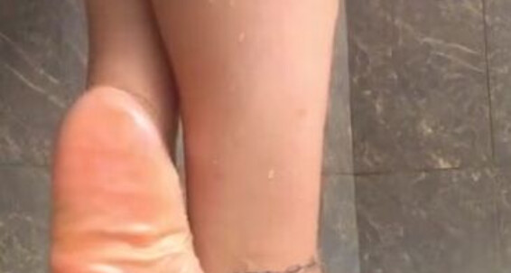 Atlfootjobqueen - And Soles Kilocakesole The Aka Legs In 4F My Onlyfans Scrunching Shower Flexing
