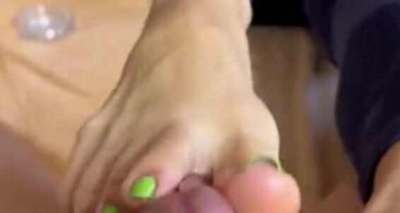 Froggee, Video: Froggeevip Onlyfans Toes Action In Green