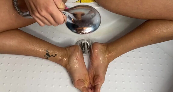 Froggee, Video: Funny Onlyfans Head Shower That Was Tickling With God Froggeevip Myself Oh