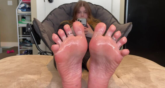 Nikkisoless, Video: I Let Onlyfans Pretty Oil My Soles Wrinkled Drip Pink Toe For Spread Stroke Down As