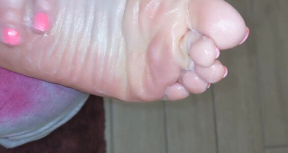 Pipersweetfeet, Video: Dirty Onlyfans Rubbing Lotion My Soles Talking M8 And Into