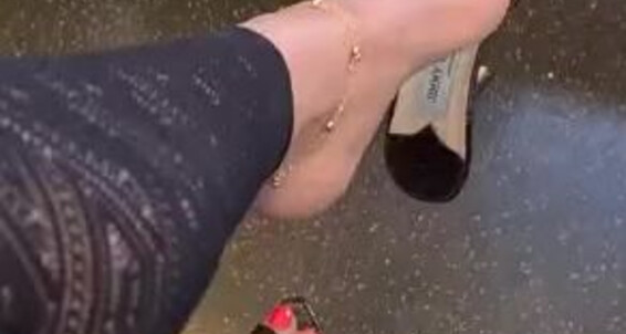 Feetbysherri, Video: Onlyfans Train Tease Dangle