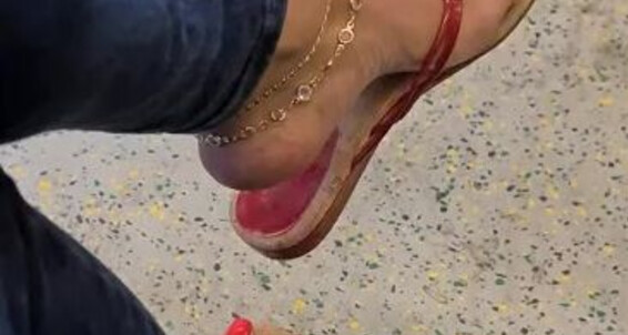 Feetbysherri, Video: Onlyfans Train Flats On The Thonged Wearing Guess