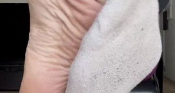 Natasha Aka Vibez3 - Your Pathetic Caught My Aka Are Onlyfans Smelly Natasha Vibez3 Like Ass Sweaty Just Loser The Gym At Staring You Socks