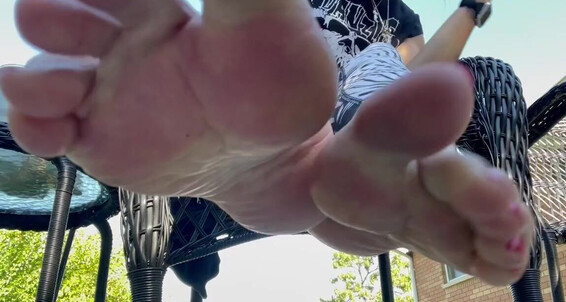 Temptress Raven - Smoking Funday Temptress Sunday My Aka Onlyfans Showing A Raven Hanging And At Eve Home You Cigar Evetemptress Feet