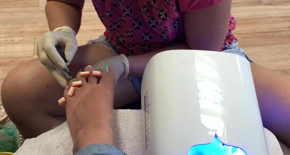 Hayleex-28-06-2021-2148008865-Mintgreen-Gel-Nailpolish-On-Toes-At-The-Salon