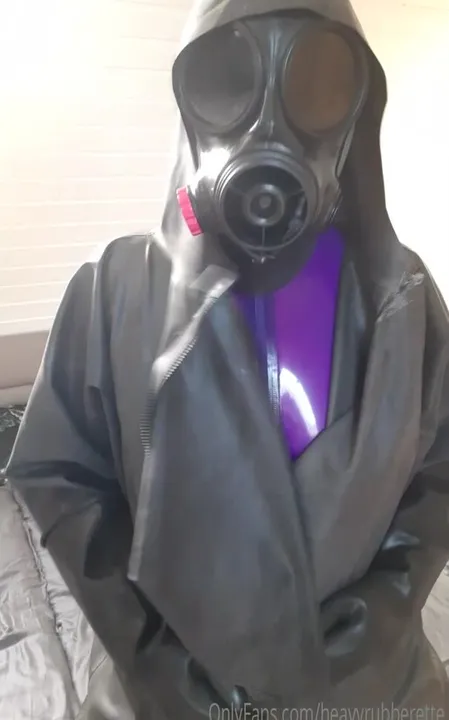 heavyrubberette-14-10-2021-2241552034-purple-latex-and-black-heavy-rubber-fun