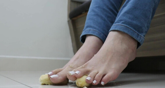 Prii-Feet-25-08-2020-765132337-Crush-Amassando-Banana-Com-Os-P-S-Para-Dar-Pro-Cachorrinho-Comer-E-Limpar-Tudo