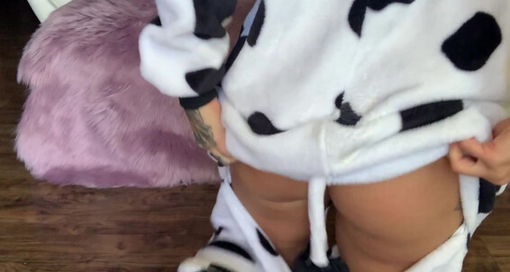 Ashlielotus-09-06-2019-36578240-Who-Knew-Milking-A-Cow-Could-Be-So-Sexy-Give-Me-All-The-Hard-Spanks-In-My-Cute-Onsie-Mak