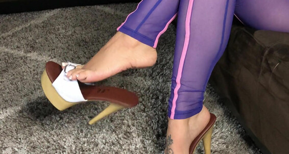 Deedeericanfeet - Heel Dangling Some Just Hiya