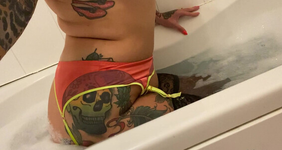 Ava_Austen, Video: Austen My Stockings In Suspenders And Bathing Ava