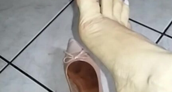 Feetfaccy, Video: Dangling