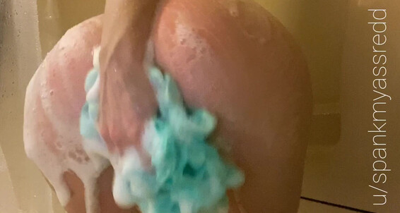Spankmyassredd, Video: Playing In The Shower