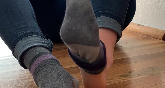 Fityoginina - Fuzzy Sock Strip Toes