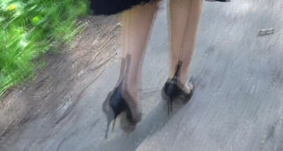 Gillellisyoung, Video: In Walk A Woods The