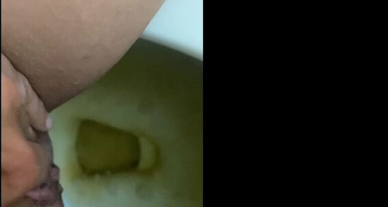 Queenmothersoles - On P And Squeeze Toilet Pussy Dry The