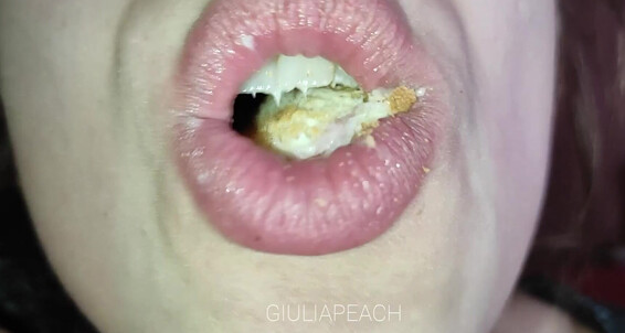 A Giulia Peach Toast Eats Very Crunchy I But S Also Today Juicy Giuliapeachxx In Eat Video