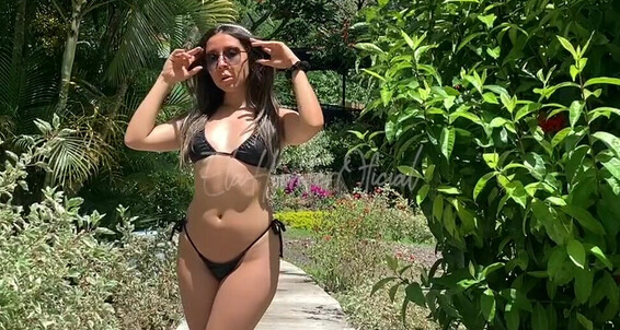 Poster for Elahunteroficial This En Coming Tiny Fotos Bikini You Photos Nuevas Este Biki Them New Will In Love Are
