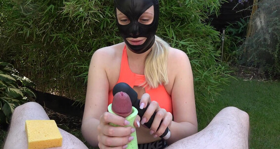 Scarlettwinter - Vibrator In Public Handjob Sponge