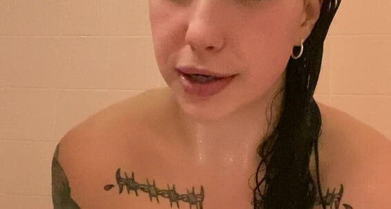 Hankiepankie - On Camsoda Camming Shower In Check Omghank