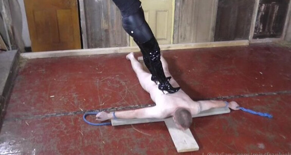 Missfrankiebabe - My Heels Crucified Getting Under Boot