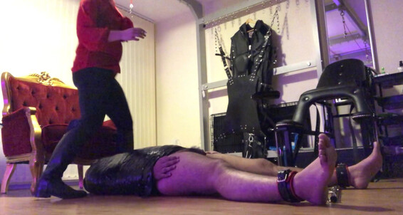 Whilst Sandra Trampled As Squats Wrapped Mistress In An Use Do Boots Him And I On Even Ashtray Video