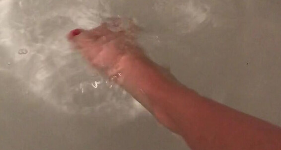 Wat Dianacane My Playing With Bathtub In The Feet