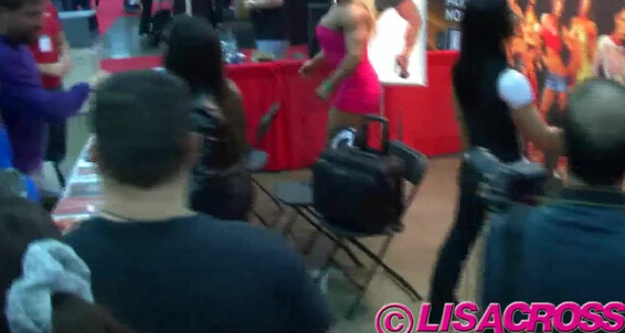 Lisaxxxcross - Working Stand At Pinups Arnolds Muscle The