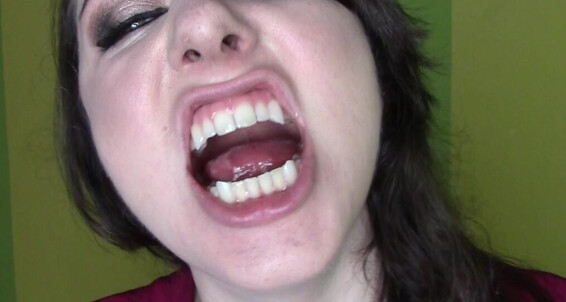 Dakotacharmsxxx - My New Fangs Growing