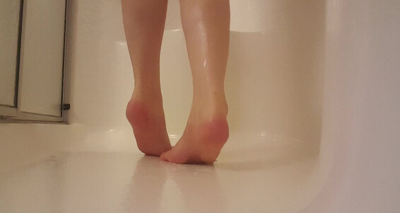 Frostyprincess Wet Naked Feet