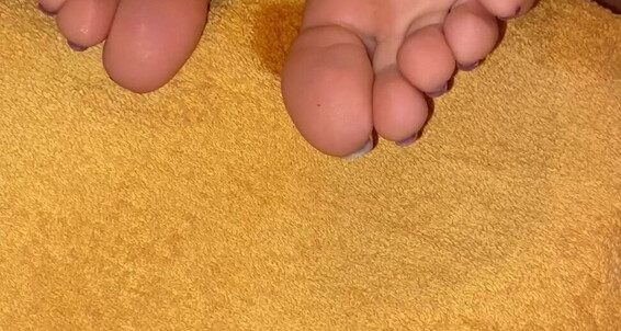 Froggeefeet, Video: My Friend Massage Feet