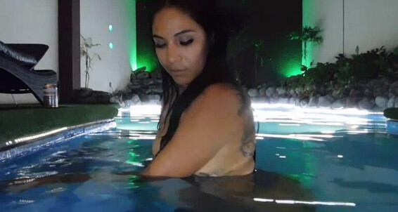 Alizeesanzeth - Sensualidad La En Piscina Mucha