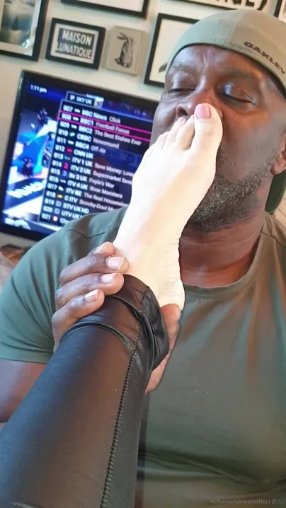 Sashasteele Bbc Tickles My Sexy Feet With His Tongue And Warms My Cold Toes With His Mouth