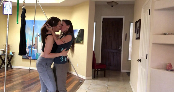 Fun Ciren Brunette Lesbians Kissing 2 Verde Version Scissoring Socks Manyvids Scissorgasmic