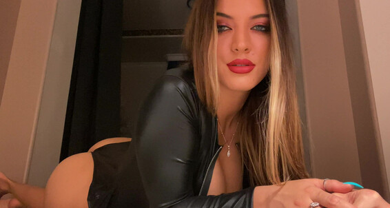 Iwantclips Seduced Crystal Knight With Eye Contact