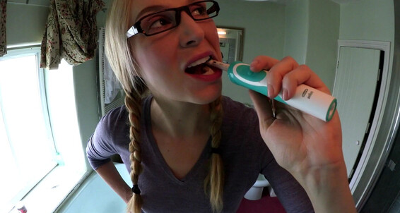 Ariel Anderssen, Video: I Arielerssen Clean Want Teeth